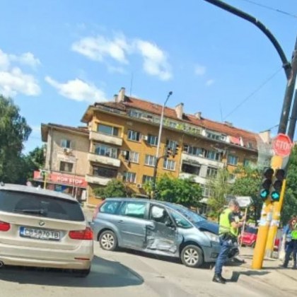 СНИМКИ показват тежка катастрофа с патрулка в София