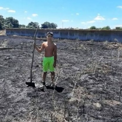 8 годишно момче помогна на огнеборци от Сливен да загасят пожар