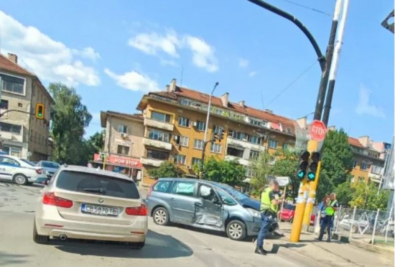 СНИМКИ показват тежка катастрофа с патрулка в София