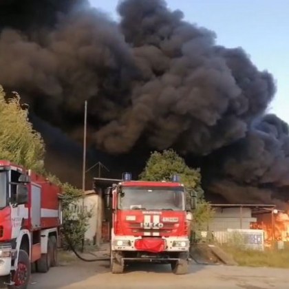 Огромният пожар в промишлената зона на Бургас вече е напълно