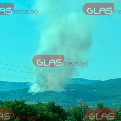 Огнеборците продължават действията при пожара между селата Калугерово и Лесичово