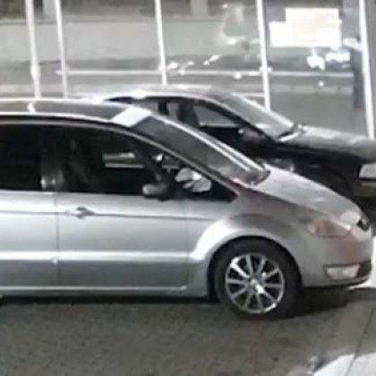 Стреляха по спирка на градския транспорт ВИДЕО