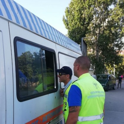 Заловиха няколко автомобила, превозвали незаконно хора между София и Перник СНИМКИ