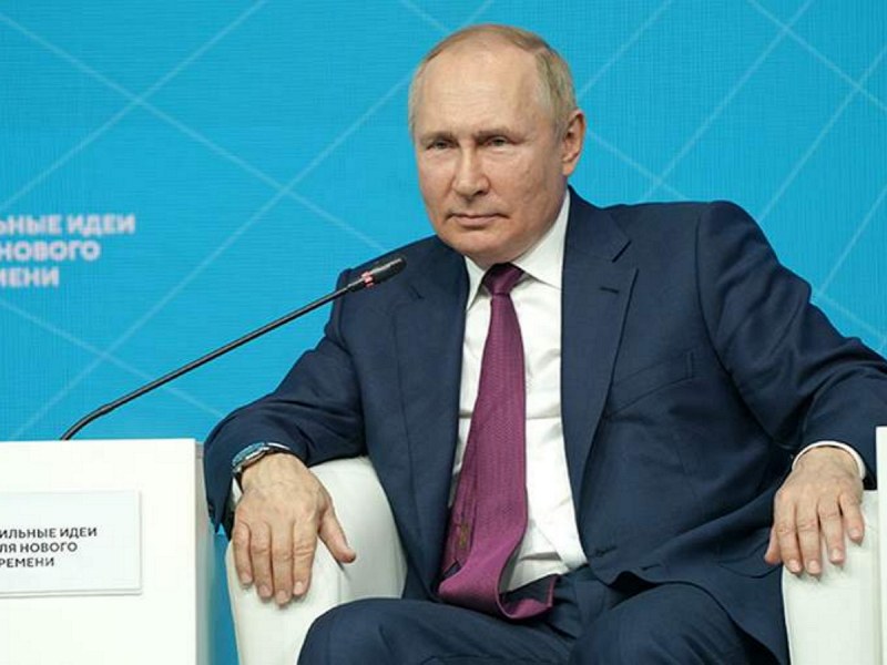Путин обясни кашлицата си и реагира на мемето „Как да ядосате Путин