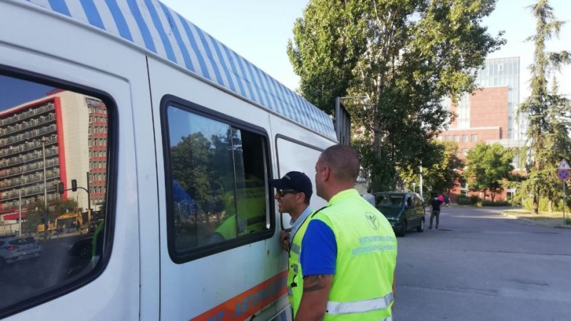 Заловиха няколко автомобила, превозвали незаконно хора между София и Перник СНИМКИ
