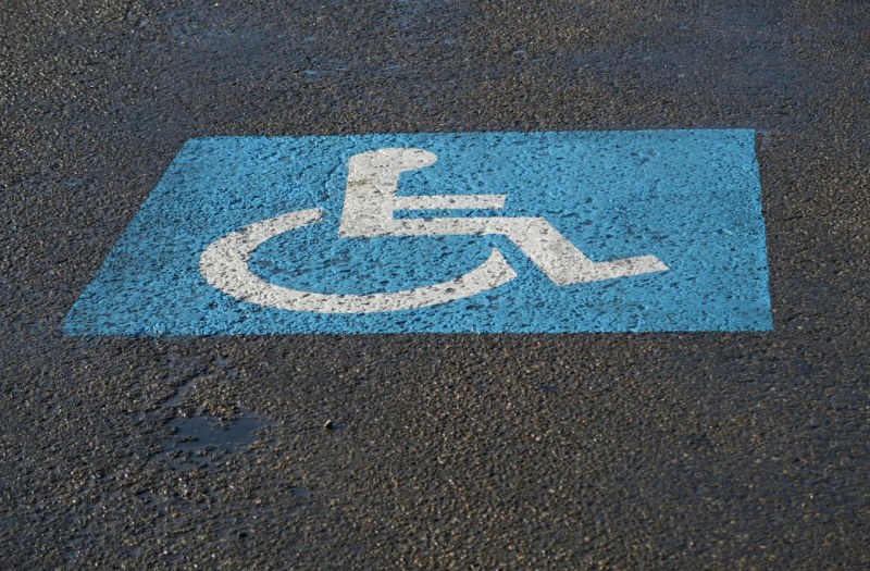 Джипове редовно заемат местата за инвалиди. А те къде да паркират?