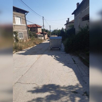 Разочарована потребителка във Facebook споделя че в пазарджишкото село Паталеница контейнерите