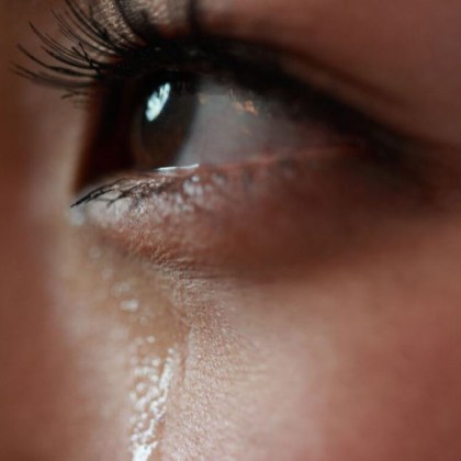 Човешките сълзи можели да носят поток от полезна информация съобщават учени