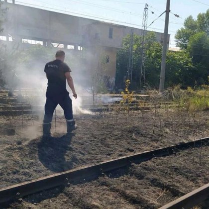 Пожар пламна край пловдивска гара СНИМКИ