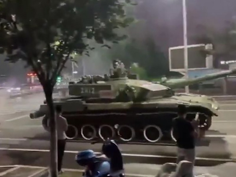 Танкове излязоха по улиците в Китай след масови протести на вложители в банки ВИДЕО