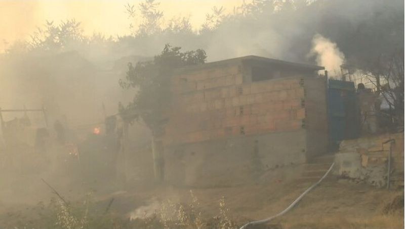 Няколко къщи горят в местността Зайчева поляна в Стара Загора.По
