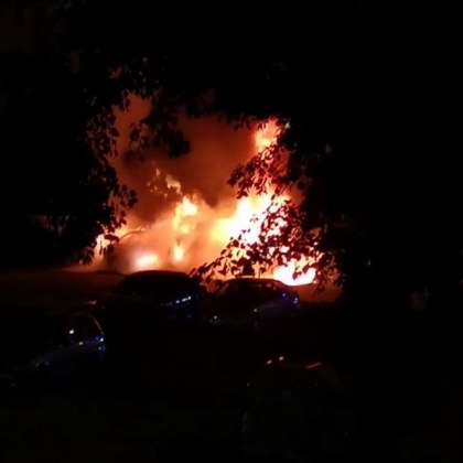 Пожар горя тази нощ в Перник Леки автомобили са запалени