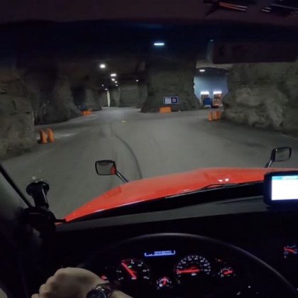 Популярен YouTuber и шофьор на камион направи обиколка на подземното