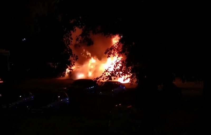 Няколко коли изгоряха в Перник ВИДЕО