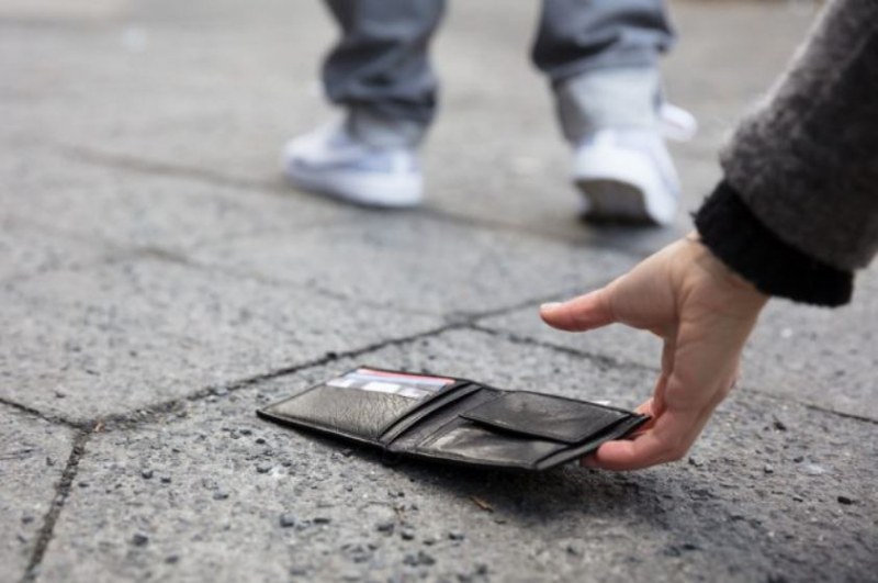 12-годишно дете откри портфейл на мъж със счупен крак и го върна