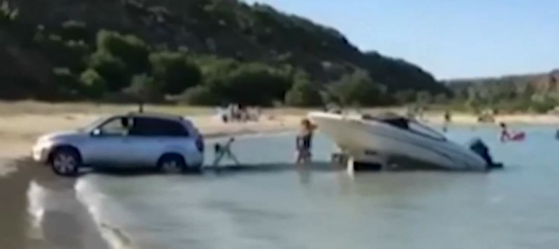 Джип навлезе в морето, за да пусне лодка ВИДЕО