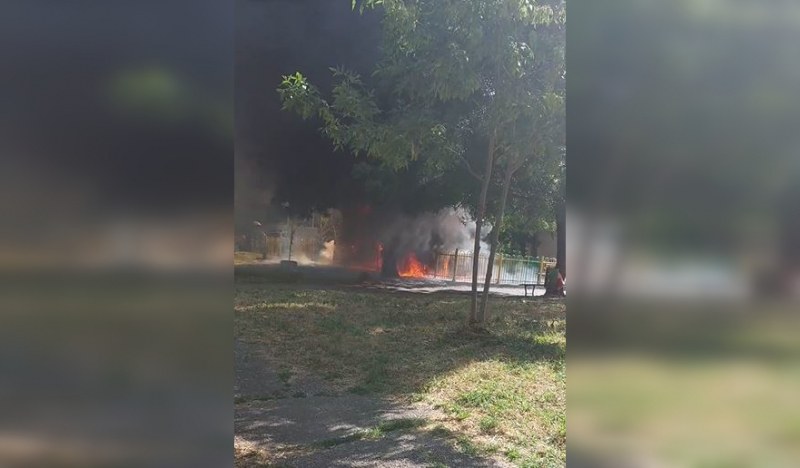 Голям пожар унищожи детска площадка ВИДЕО и СНИМКИ