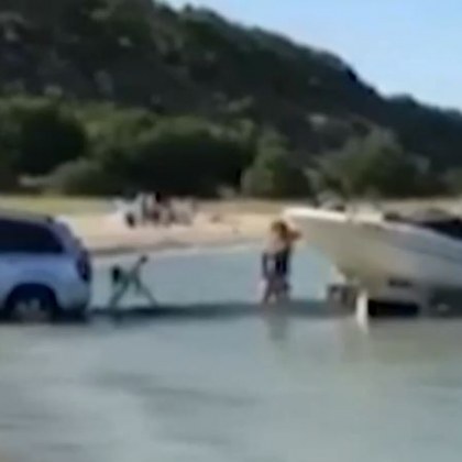 Джип навлезе в морето, за да пусне лодка ВИДЕО