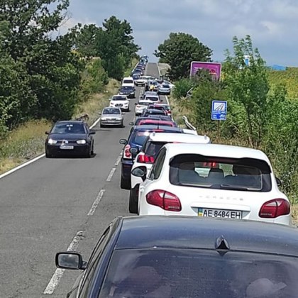 Пътен инцидент стана по рано днес на пътя Варна Бургас Няколко коли са
