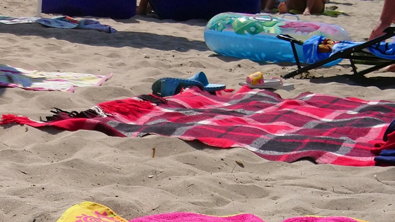 Родопско одеяло на плажа в Поморие шашна всички СНИМКА