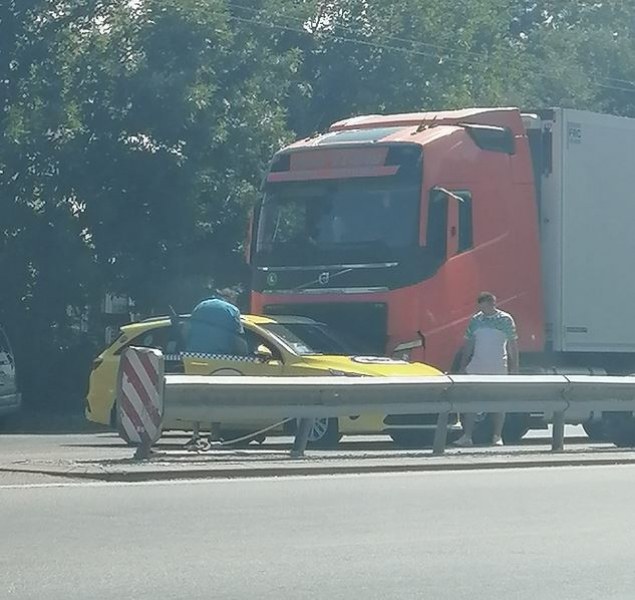 Камион и такси се блъснаха в София СНИМКИ