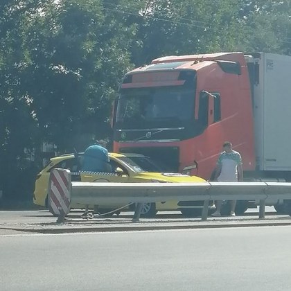 Катастрофа между камион и кола стана преди минути в София Тежкотоварното