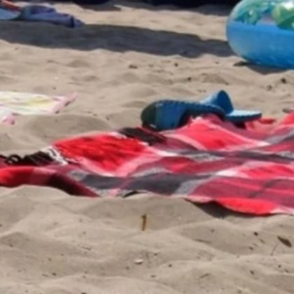 Родопското одеяло постлано на плажа в Поморие стана голям хит