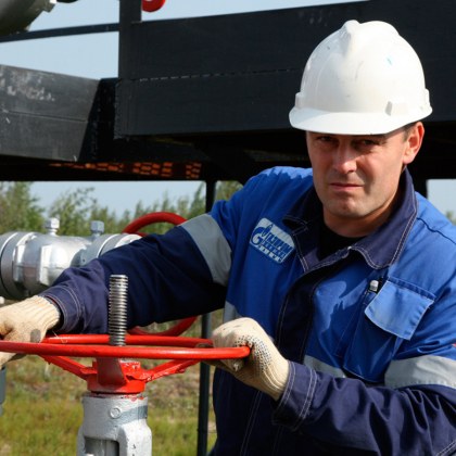 Холдингът Газпром обяви че е бил принуден да спре работата