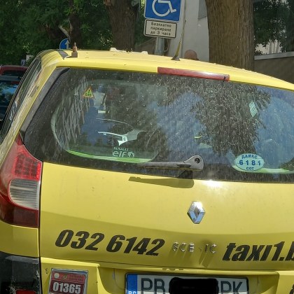 Таксиметров шофьор паркира на обозначени със знак инвалидни места Случката