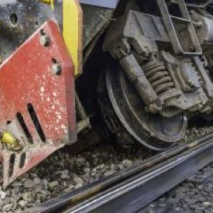 Товарен влак дерайлира до гара Ботунец Излезли от релсите са
