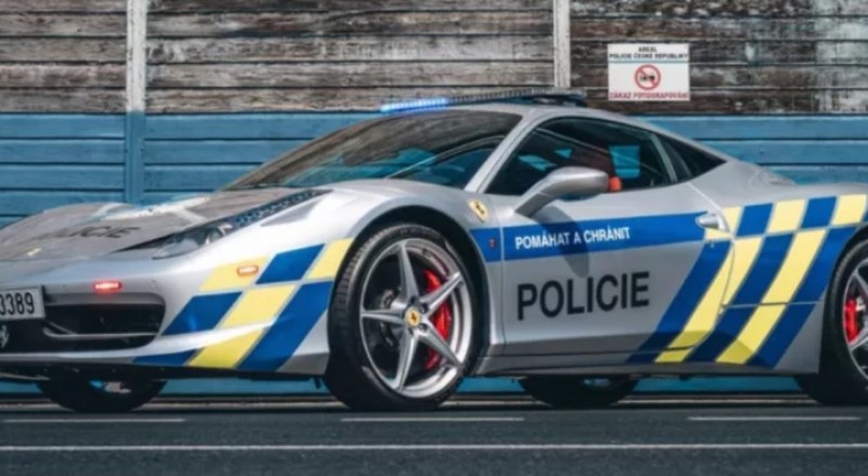 Полицаи конфискуваха Ferrari, сега патрулират по улиците с него