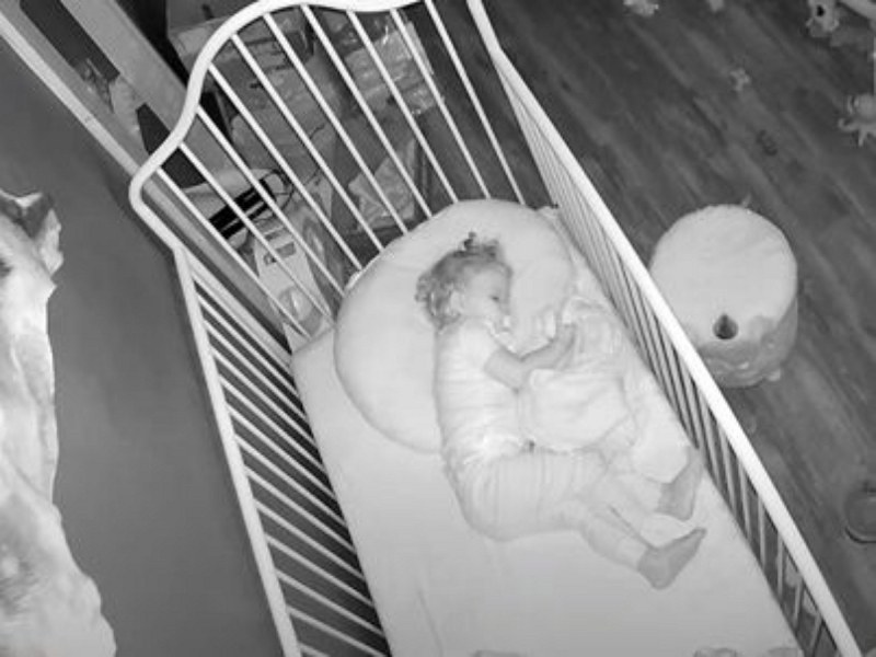 Призрак плаши бебе в спалнята: родители публикуваха ВИДЕО