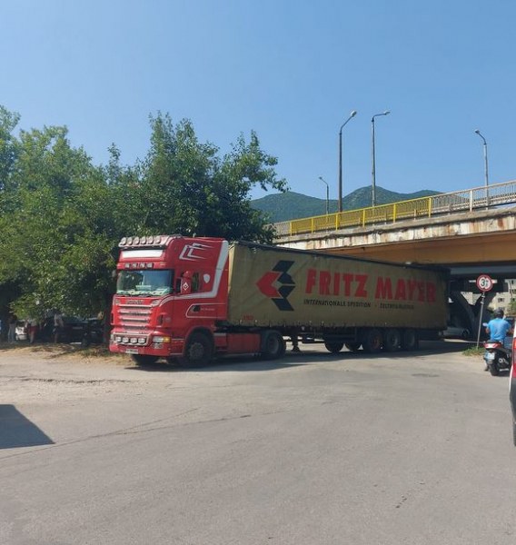 Камион се заклещи под мост СНИМКИ