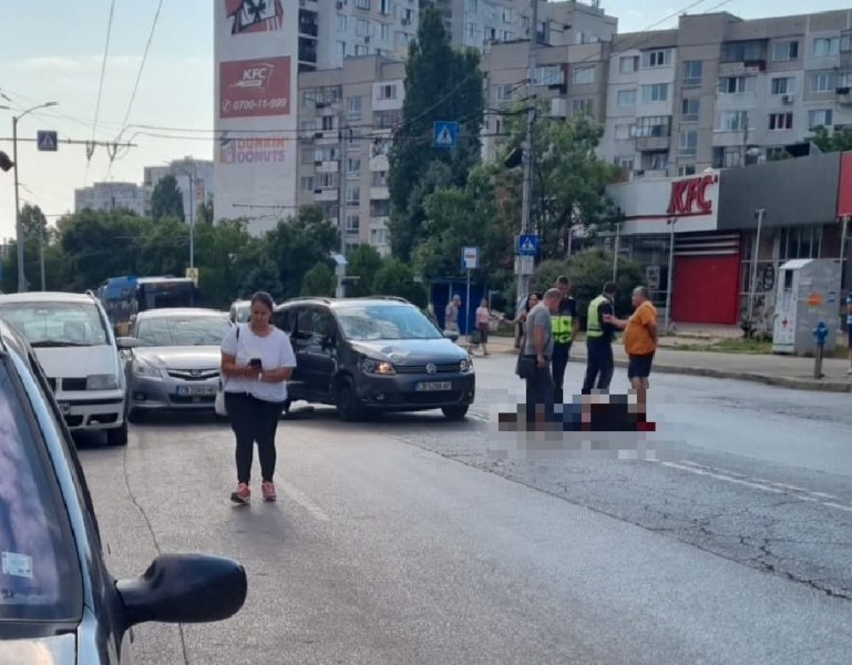 Кола блъсна мъж в София, лежи на платното