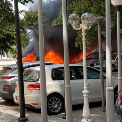 Пожар избухна във Варна Електрическа кола се е възпламенила докато