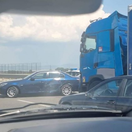Камион и БМВ се блъснаха на Околовръстното в София СНИМКИ