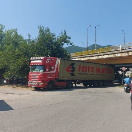 Камион се заклещи под мост във Враца За случката сигнализират