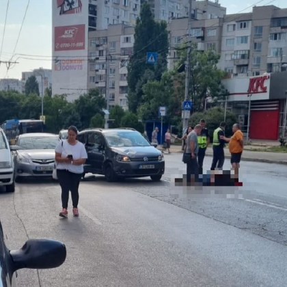 Мъж е блъснат от кола преди минути в София Инцидентът