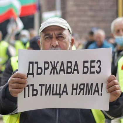 Протест на пътищарите блокира важни отсечки в Пловдив