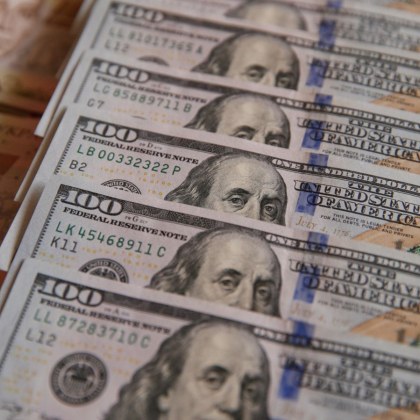 Украйна води преговори с Международния валутен фонд за изтеглянето на