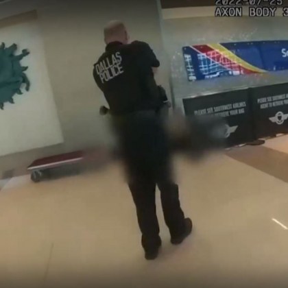 Видео заснето с камера от униформата на полицай показва момента