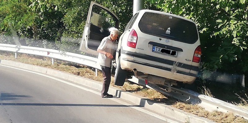 Белокос мъж катастрофира зрелищно, последва вълна от шеги СНИМКА