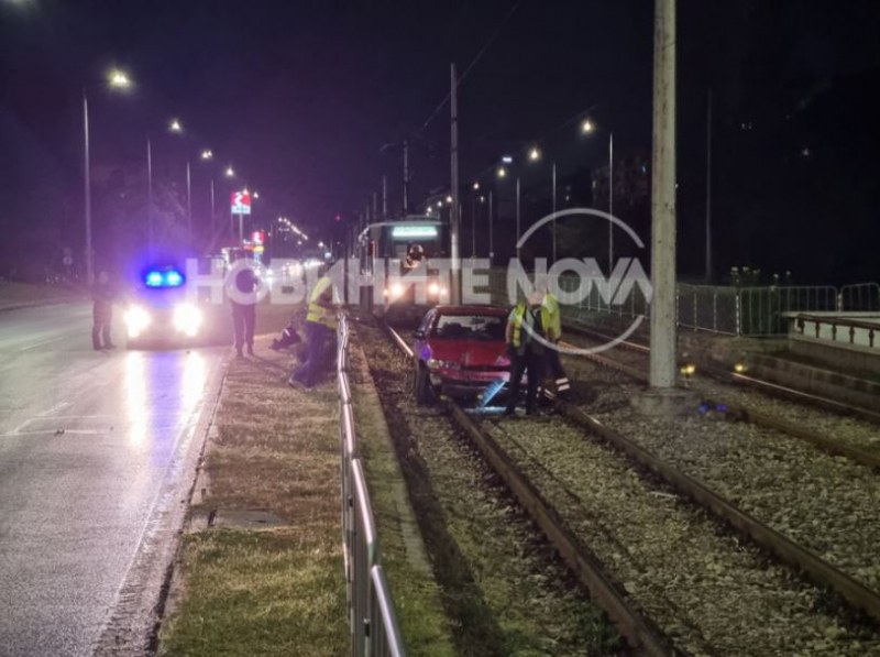 Автомобил разби мантинелата при катастрофа и спря върху трамвайни релси СНИМКИ