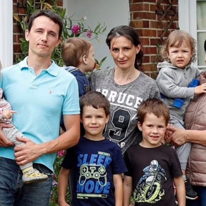 Украинско семейство с пет деца и две възрастни жени което