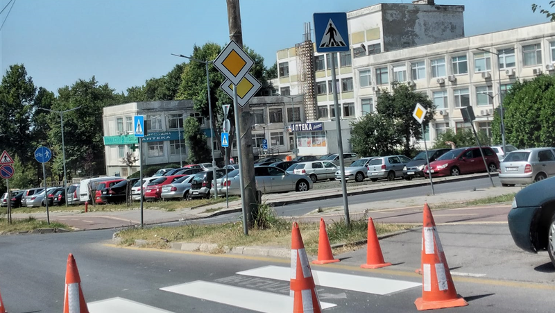 Пътни знаци във варненски квартал разделиха мрежата СНИМКА