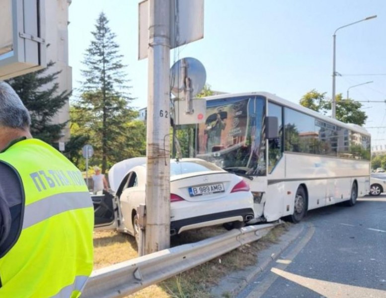 Автобус и кола се блъснаха във Варна СНИМКИ