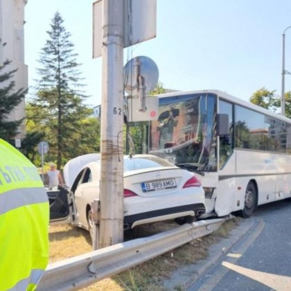 Автобус и кола се блъснаха във Варна СНИМКИ
