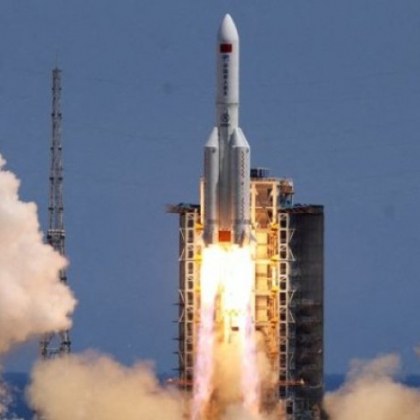Китайската ракета носител Changzheng 5V с дължина 30 метра и