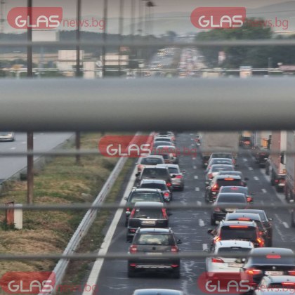 Огромна тапа посреща шофьорите на излизане от София в посока