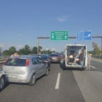 Верижна катастрофа край София, движението е затруднено СНИМКА